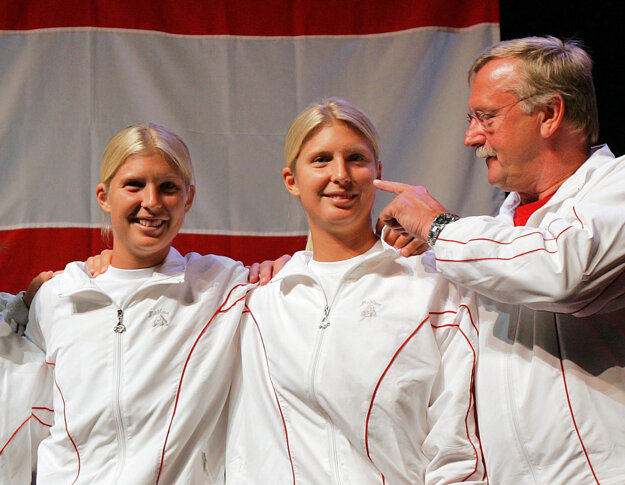 Sandra Klemenschitsová (vľavo) a Daniela Klemenschitsová pózujú v Lausanne v roku 2005. Daniela zomrela 9.apríla 2008 po prehre s rakovinou.