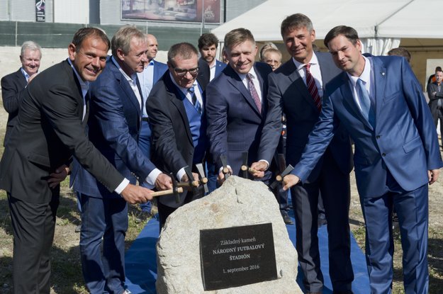 Zľava konateľ spoločnosti STRABAG Juraj Bacmaňák, investor štadiónu Ivan Kmotrík, prezident SFZ Ján Kováčik, predseda vlády SR Robert Fico, primátor Bratislavy Ivo Nesrovnal a starosta mestskej časti Bratislava - Nové Mesto Rudolf Kusý poklepkajú základný kameň Národného futbalového štadióna v priestore bývalého futbalového štadióna Tehelné pole 1. septembra 2016 v Bratislave.