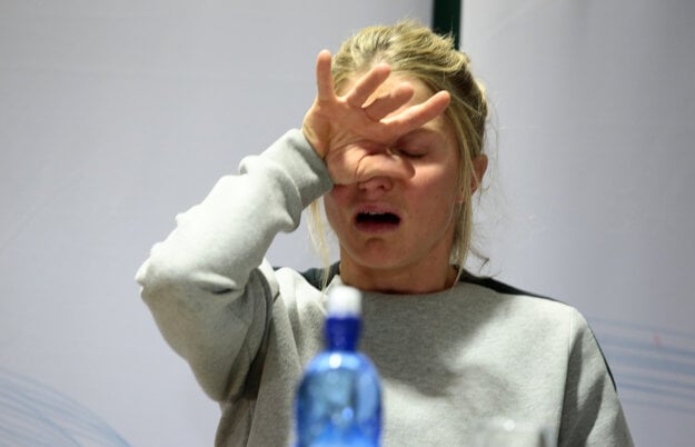 Therese Johaugová mala na tlačovej konferencii slzy v očiach.