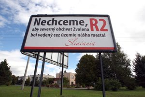 Proti R2 podpísalo petíciu pred tromi rokmi 1700 Sliačanov. Jej trasu teraz posunuli viac k Zvolenu, cez územie Sliača však nemala ísť ani pôvodne. Primátorka Zvolena hovorí, že ľuďom to vtedy zle vysvetlili.