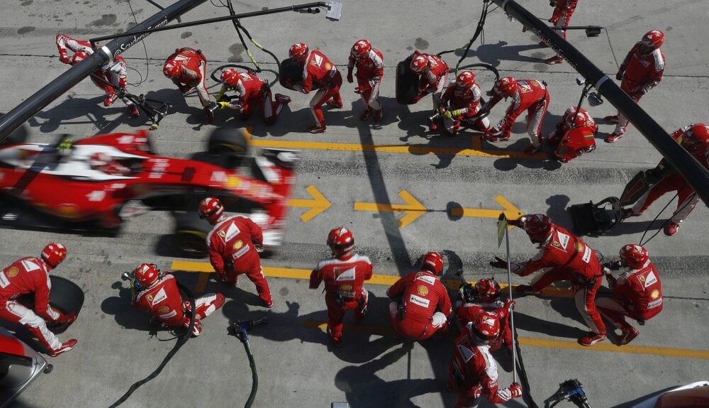 Kimi Raikkonen z tímu Ferrari prichádza na výmenu pneumatík na okruhu Sepang v Malajzii.
