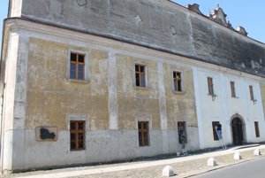 Lýceum v Sabinove.Hlavná fasáda s frontónom na atike.