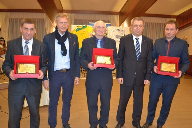 Jubilanti. Nezabudlo sa ani na dlhoročných futbalových činovníkov.