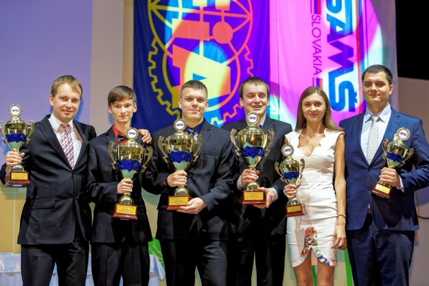 Úspešní pretekári L Racing. Zľava: V. Cvrček, D. Pavlík, J. Slovák, T. Fusko, M. Vejačková a V. Majerčák.