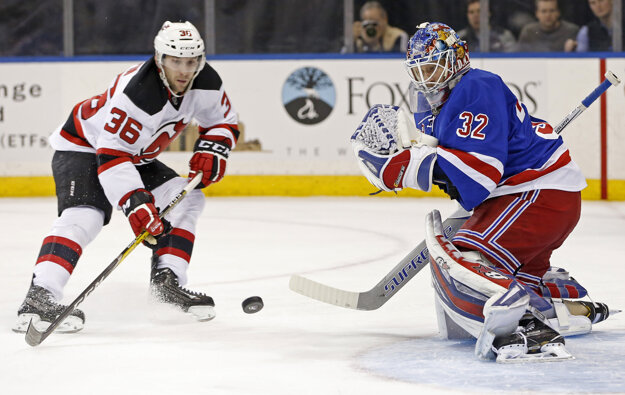 Antti Raanta zasahuje pri šanci Nicka Lappina z New Jersey Devils.