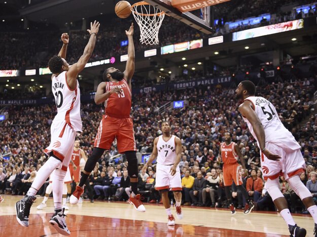 James Harden (s číslom 13) opäť žiaril.