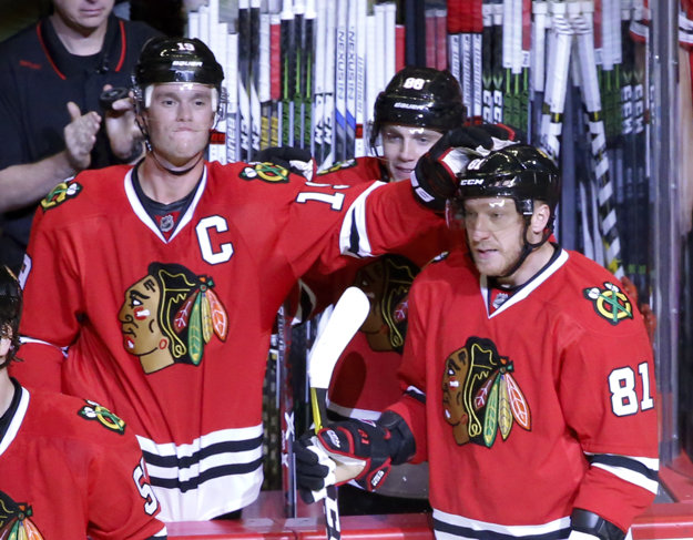 Jonathan Toews (vľavo) a jeho spoluhráč z Chicaga Marián Hossa. Objavia sa na olympijských hrách?