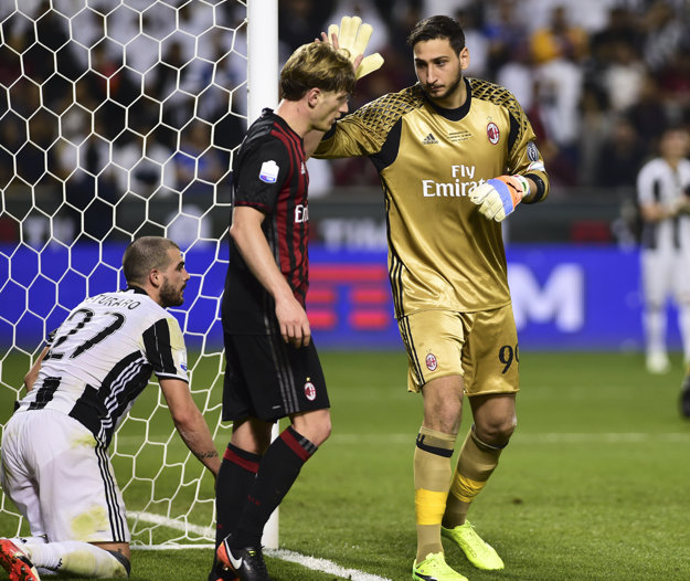 Brankár AC Miláno Gianluigi Donnarumma (vpravo) a obranca Ignazio Abate.