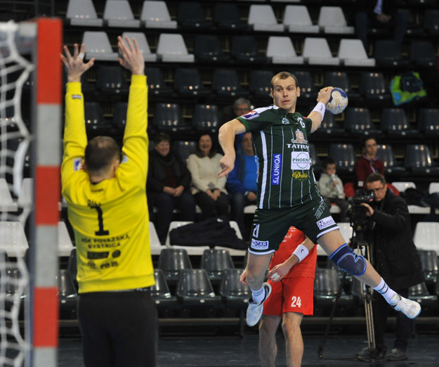 Zľava: Martin Biel (Považská Bystrica) a Tomáš Číp (Prešov) počas prvého finálového zápasu Slovenského pohára mužov Tatran Prešov - MŠK Považská Bystrica.