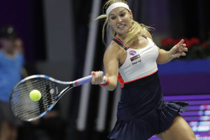 Slovenská tenistka Dominika Cibulková odvracia úder domácej tenistky Jeleny Vesninovej vo štvrťfinále ženskej dvojhry na tenisovom turnaji WTA v Petrohrade.