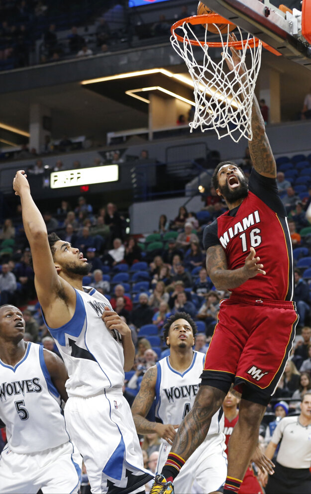 James Johnson (vpravo) z Miami zakončuje na kôš.