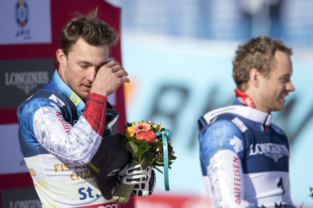 Luca Ärni si utiera slzy počas slávnostného ceremoniálu.