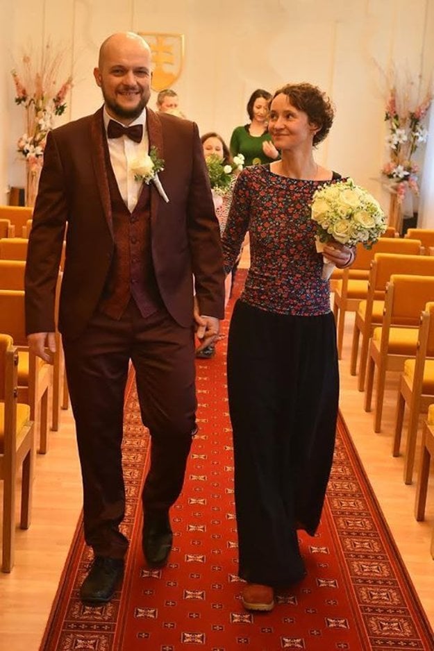 Valentínska svadba. Muži sa na Valentína predbiehajú v dokazovaní svojej lásky, no gesto Petra Opeta z Polemicu prekonal tento rok len málokto. Svojej dlhoročnej partnerke pripravil prekvapenie v podobe tajnej svadby. Pod fotografiou vypracoval aj podrobný manuál ako na to pre prípad, aby aj niektorý iný muž mal istotu, že ho jeho dlhoročná láska neodmietne. (zdroj: facebook)