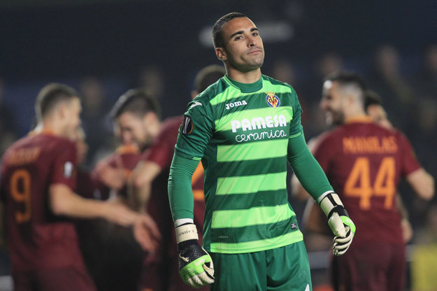 Brankár Villarrealu Sergio Asenjo nebude na zápas s AS Rím spomínať v dobrom.