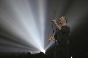 Chris Martin zo skupiny Coldplay spieva pieseň od Georga Michaela A Different Corner.