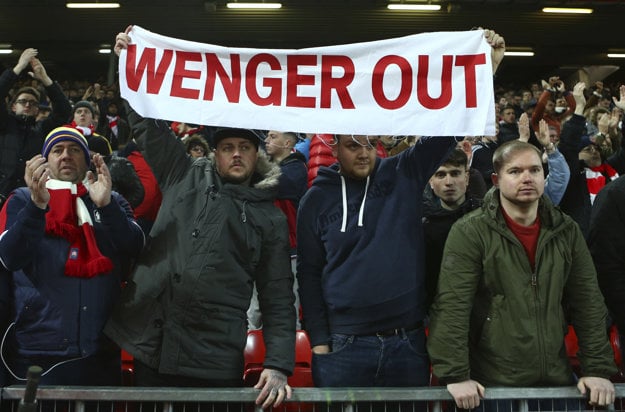 Fanúšikovia Arsenalu čoraz viac volajú po odvolaní Arsena Wengera.