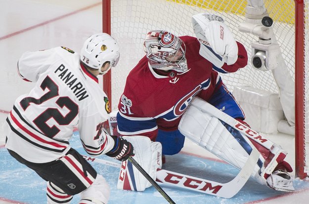 Artemi Panarin prekonáva Careyho Prica.