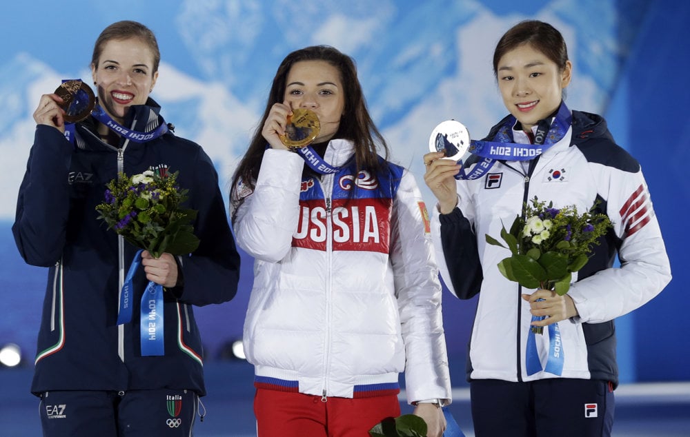Carolina Kostnerová (vľavo) s bronzovou olympijskou medailou.