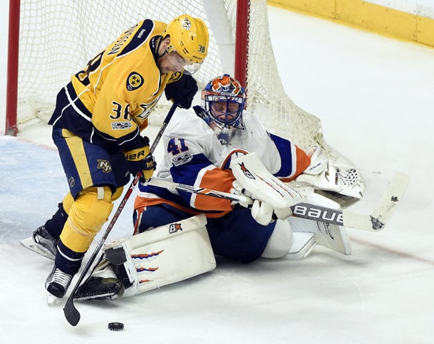 Viktor Arvidsson z Nashvillu sa márne pokúša prekonať Jaroslava Haláka.