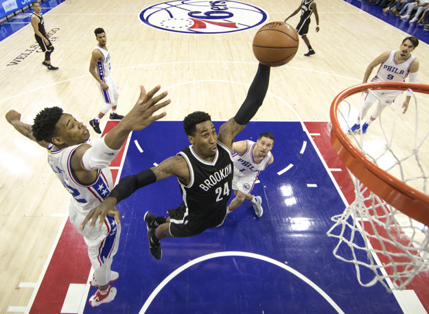 Hráč Brooklynu Rondae Hollis-Jefferson smečuje v zápase proti Philadelphii.