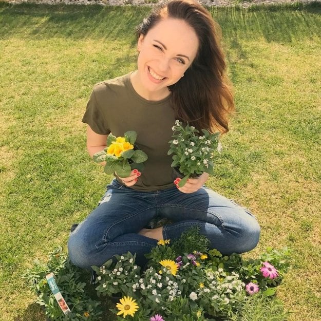 Lenka Vavrinčíková. Táto mladá žena sa nezdá. Markizácka rosnička najskôr zahviezdila v speváckej šou a teraz to dotiahla až na post moderátorky hlavného spravodajstva. Lenka však odkrýva aj ďalšie talenty, napríklad je šikovná záhradníčka a rada sa nechá strhnúť jarnou kvetinovou mániou. (zdroj: facebook)