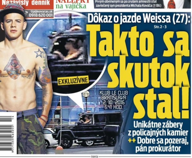 Vladimír Weiss za volantom auta, pričom mu na kolenách sedí kamarát.