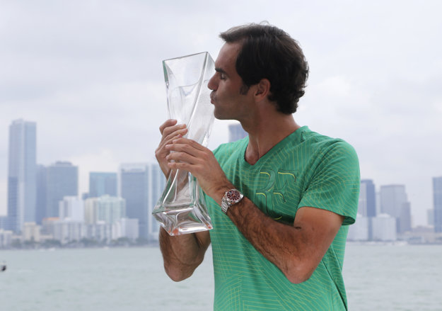 Roger Federer pózuje v Miami s víťaznou trofejou.