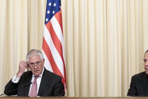 Minister zahraničia USA Rex Tillerson a jeho ruský kolega Sergej Lavrov na tlačovej konferencii v Moskve.