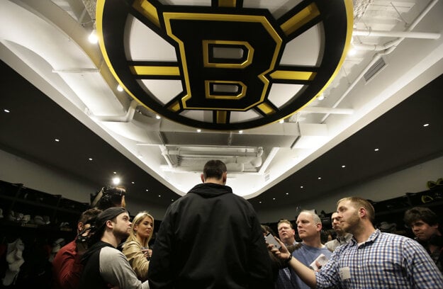 Slovenský obranca Zdeno Chára (uprostred) z Bostonu Bruins odpovedá na otázky novinárov 25. apríla 2017 v Bostone