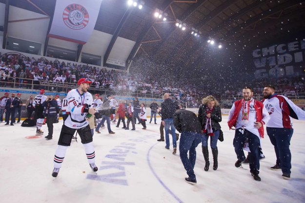 Michal Sersen (s číslom 8) oslavuje zisk titulu v drese Banskej Bystrice.