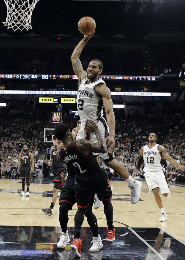 Kým bol Kawhi Leonard na palubovke, predvádzal aj takéto pokusy o smeč.