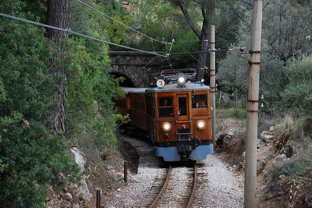 Turistický vláčik z Palma de Malorca do Sóller prechádza lesom i pobrežím.