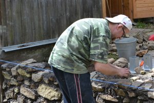 Ľubomír Janoštiak si v osade postavil malú hvezdáreň.