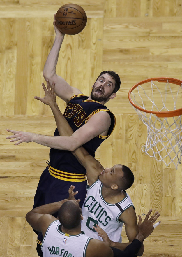 Kevin Love strieľa na kôš v súboji s dvojicou hráčov Bostonu.