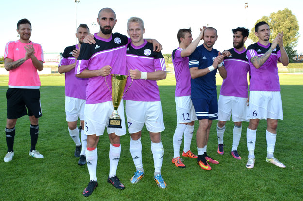 Hráči ďakovali aj fanúšikom. S trofejou v popredí ofenzívne duo Vahagn Militosyan (vľavo) a Dmitro Bilyk