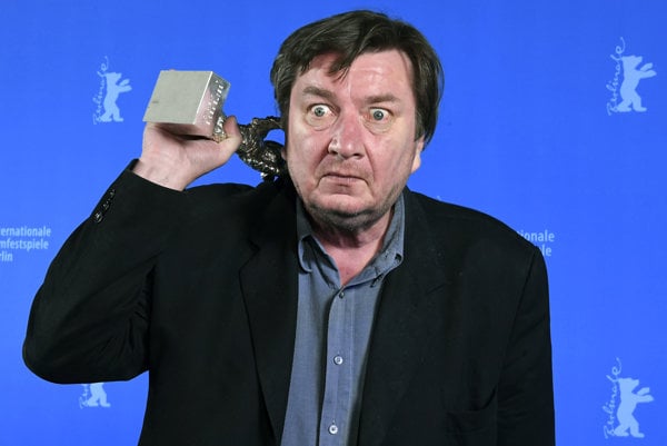 Legenda. Fínsky režisér Aki Kaurismäki.  Za film Druhá strana nádeje získal aj cenu za réžiu na Berlinale.