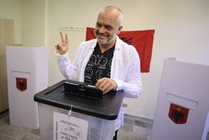 Albánski socialisti môžu zostaviť vládu aj bez koaličného partnera