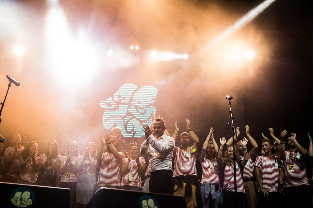 Organizátori na rozlúčke s festivalom.
