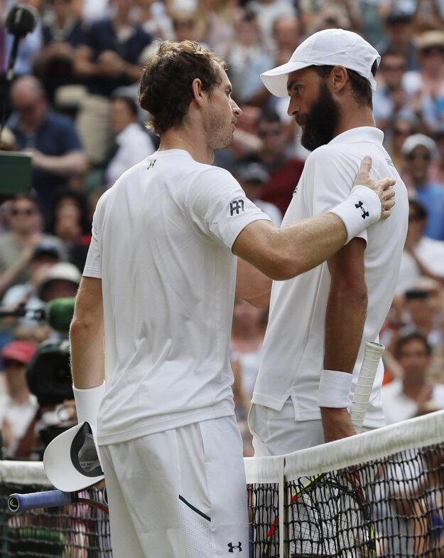 Andy Murray (vľavo) si po zápase podáva ruku s Benoitom Pairem.