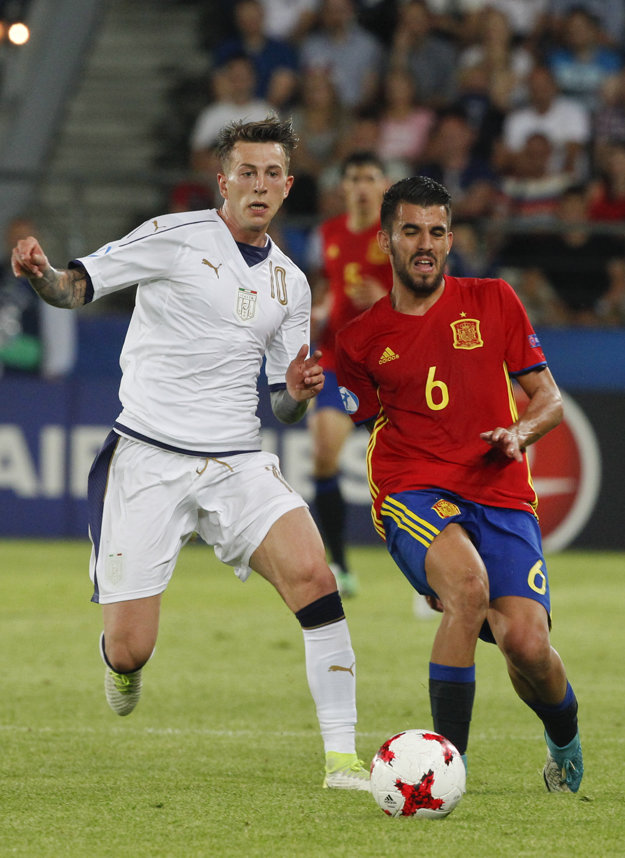 Dani Ceballos (vpravo) sa stal najlepším hráčom nedávnych ME vo futbale hráčov do 21 rokov.