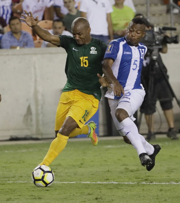 Florent Malouda (vľavo) nastúpil neoprávnene.
