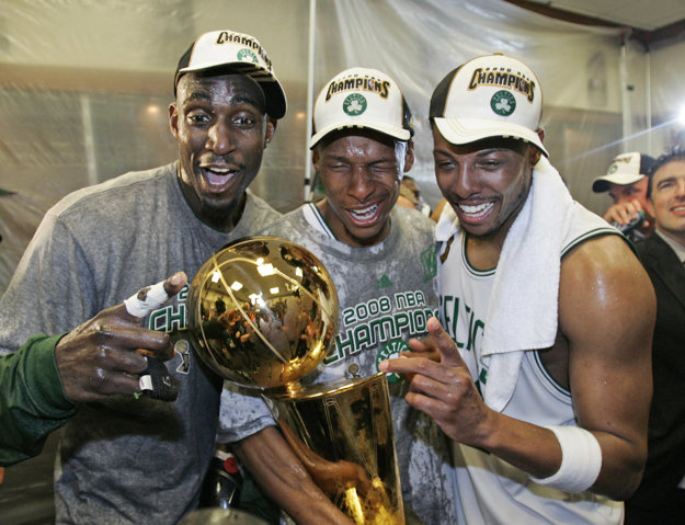 Paul Pierce (vpravo) pomohol Bostonu k titulu v roku 2008, keď bol súčasťou veľkej trojky spolu s Kevinom Garnettom (vľavo) a Rayom Allenom.