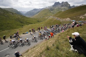 Pelotón na trase 17. etapy Tour de France.