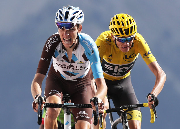 Chris Froome (v žltom) musel v kopcoch neraz bojovať, aby sa súperov vôbec udržal.