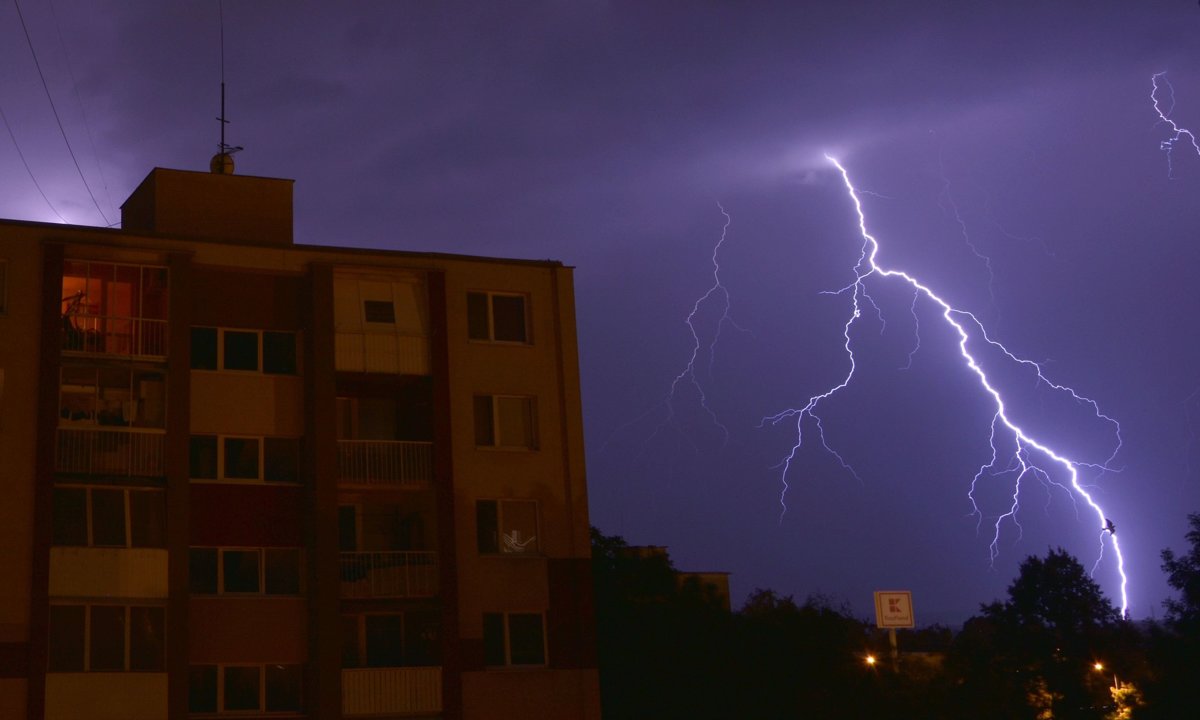 La chaleur peut être remplacée par des orages lundi, l’avertissement s’applique à l’ensemble du territoire