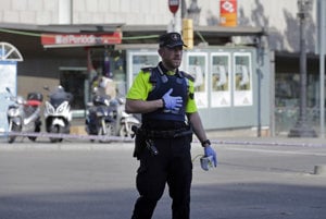 Policajný dôstojník pred uzatvorenou ulicou La Rambla v Barcelone.