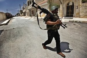Povstalecký vojak neďaleko mesta Idlib.