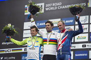 Zľava strieborný Primož Roglič, zlatý Tom Dumoulin a bronzový Christopher Froome.