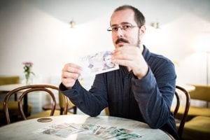 Slovák vyrába vymyslené bankovky. Fidel Castro mu predpovedal skvelú budúcnosť