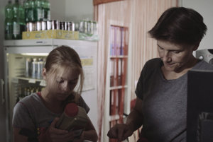 Nina s mamou (Petra Fornayová).